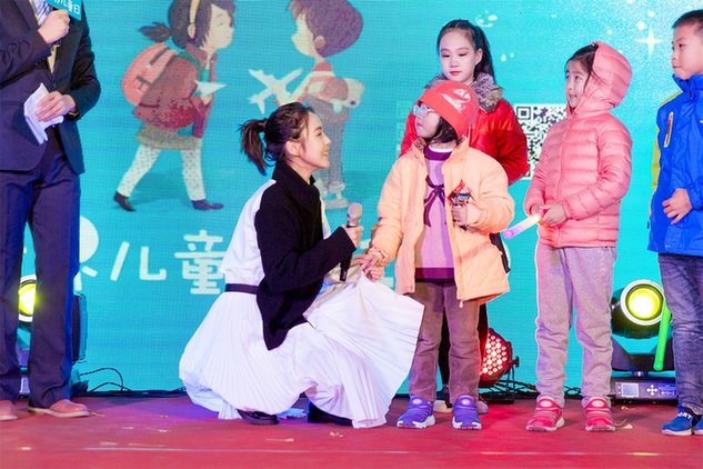 张佳宁出席儿童公益活动 与孩子亲密互动被表白