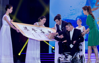 乔振宇助力公益影像节 “善行大使”鼓励轮椅少年