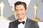 第88届奥斯卡颁奖典礼 韩国演员李秉宪亮相红毯